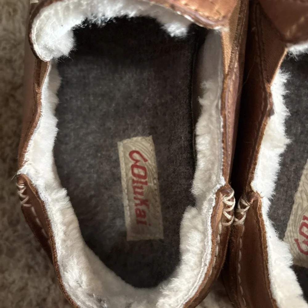 OluKai Moloa Slipper Mens 10 Toffee Dark Wood Leather Shearling Wool Lining